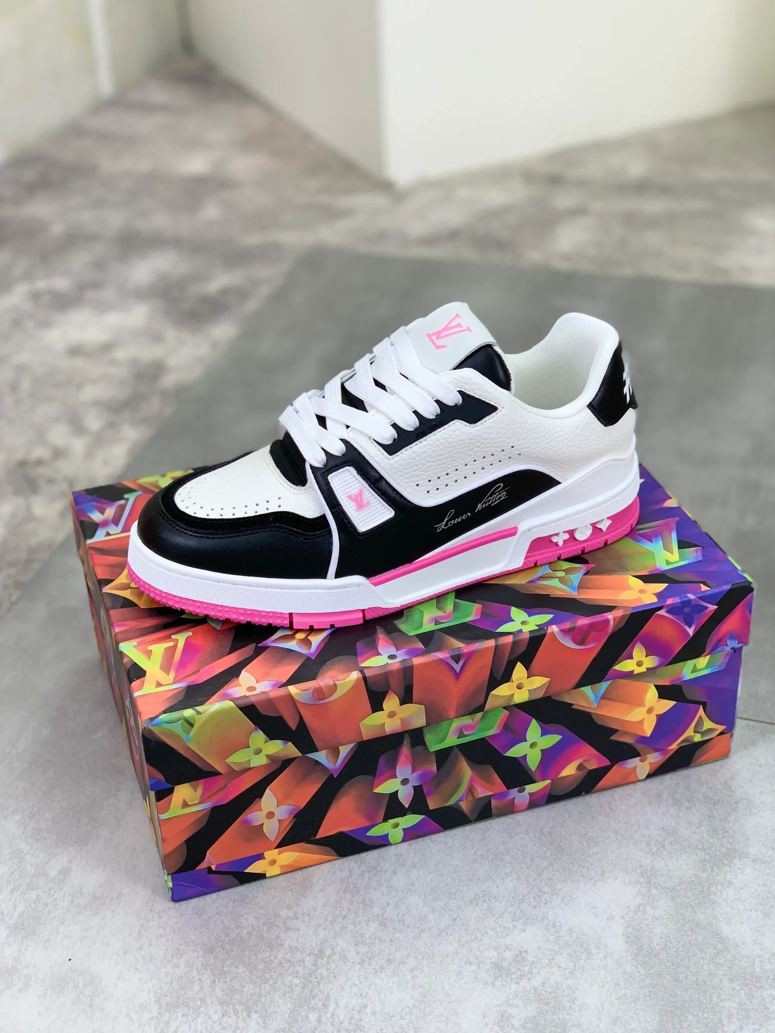 Men's shoes 💰P580 New style 💰💎💎Latest color High version 2025Louis*Vuitto* LV Traine Catwalk TRAINER outsole and fabric private model A shoe that definitely costs a lot of money and effort. This series was designed after the arrival of Vifgil. It is favored by many fans every season. Original TPU outsole Original packaging Men's size: 38-45 (46 can be customized) Color: 3️⃣ colors available (available from stock, super fast delivery)
